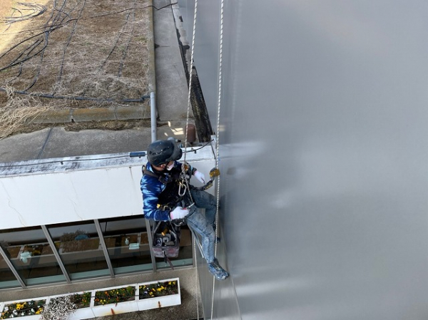 D社ビル様9階から11階外壁のシーリング工事（ロープアクセス・ブランコ作業）