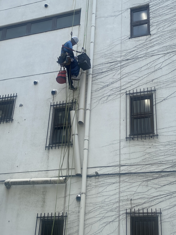 無足場工法での雨樋の取り外し