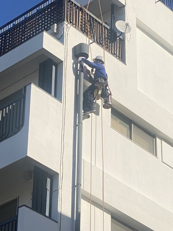 Iビル様竪樋補修工事(ロープアクセス)