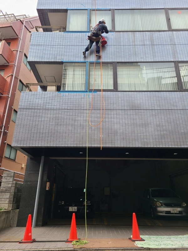 Yビル様窓サッシ廻りシール打替え工事（雨漏り対応）