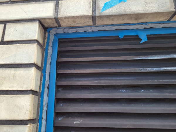 R会館様9階ガラリ廻り防水工事