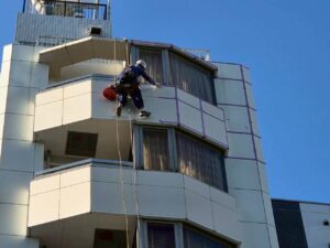ビルの外壁パネルの目地シーリング打替え工事を行いました（無足場）