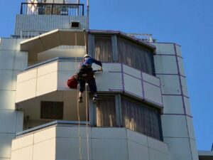 ビルの外壁パネルの目地シーリング打替え工事を行いました（無足場）