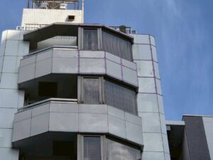 ビルの外壁パネルの目地シーリング打替え工事を行いました（無足場）