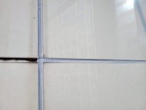 ビルの外壁パネルの目地シーリング打替え工事を行いました（無足場）