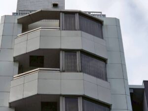 ビルの外壁パネルの目地シーリング打替え工事を行いました（無足場）