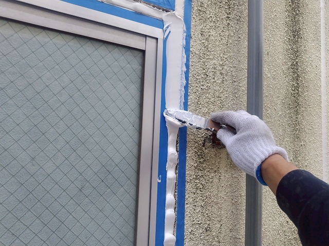 窓サッシ廻りのシール充填