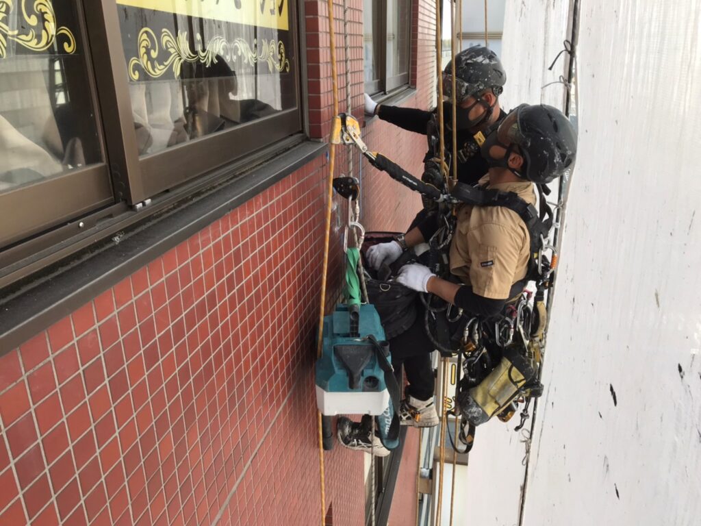 ロープアクセスによる外壁工事
