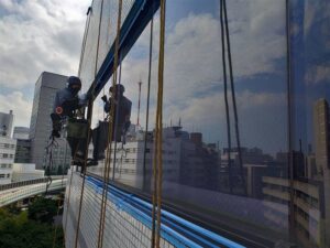 Yビル様外壁タイル打診調査及び8階一部シール工事｜ロープアクセス工法