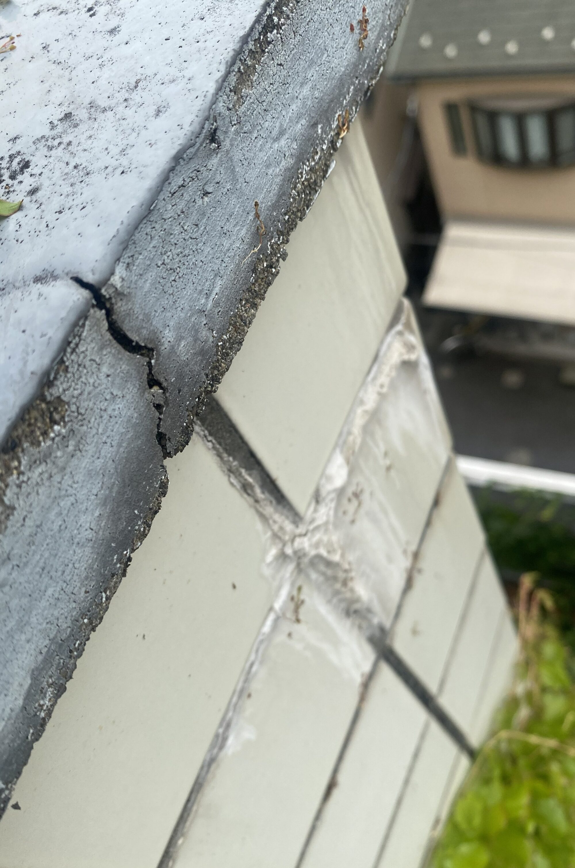 【施工事例】東京の漏水調査をロープアクセスで解決｜無足場工法による原因発見と補修工事