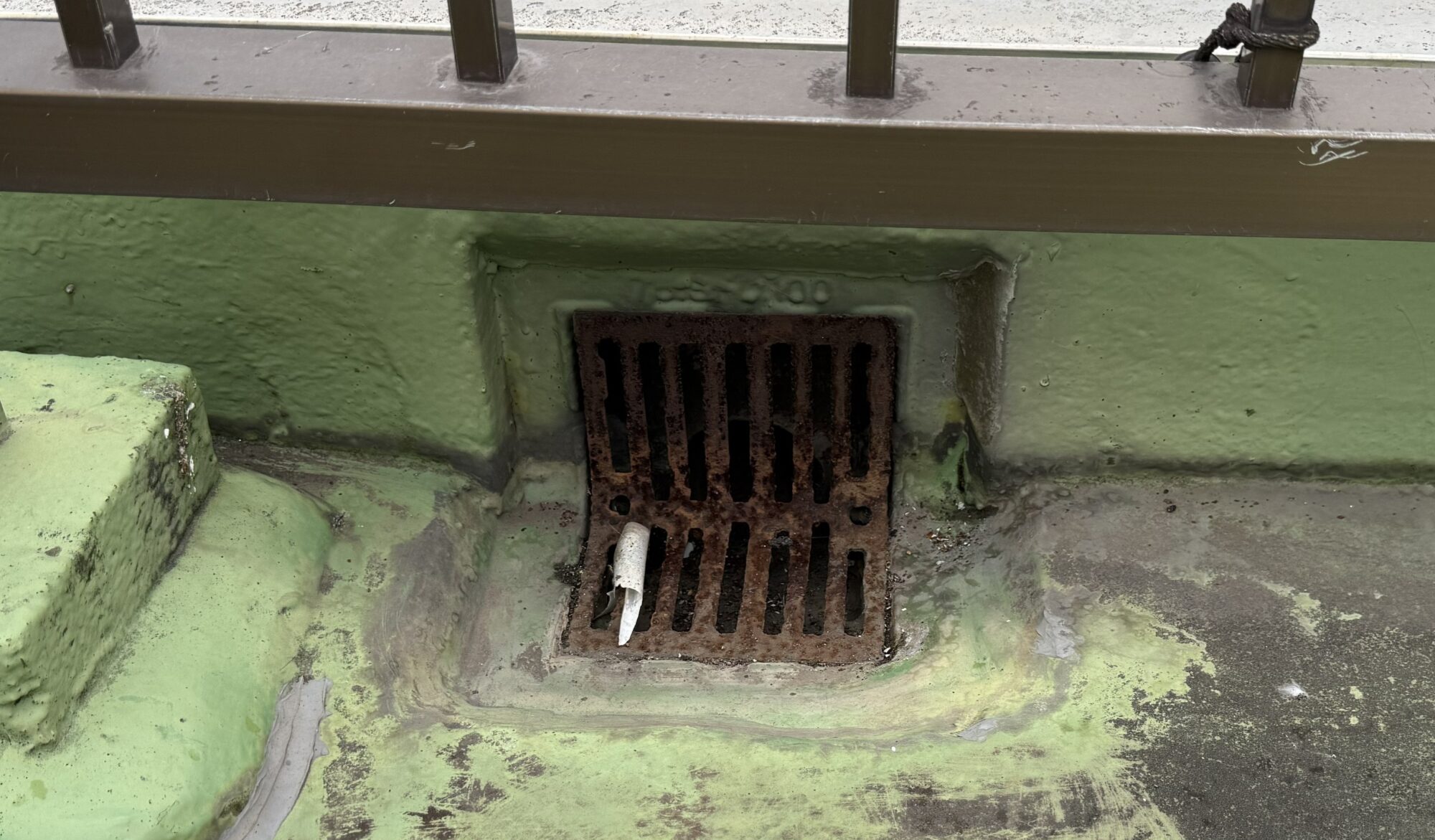 【完全解説】ビルの雨漏りの原因とは？外壁・屋上防水の劣化とロープアクセス調査方法