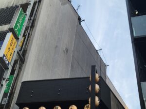 狭小地・縦長ビルの外壁補修をロープアクセスで実施｜東京都武蔵野市 Mビル 漏水対策工事