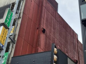狭小地・縦長ビルの外壁補修をロープアクセスで実施｜東京都武蔵野市 Mビル 漏水対策工事