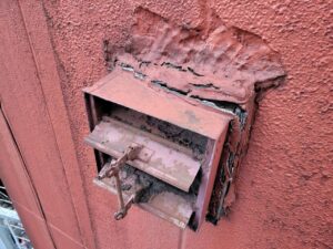 狭小地・縦長ビルの外壁補修をロープアクセスで実施｜東京都武蔵野市 Mビル 漏水対策工事