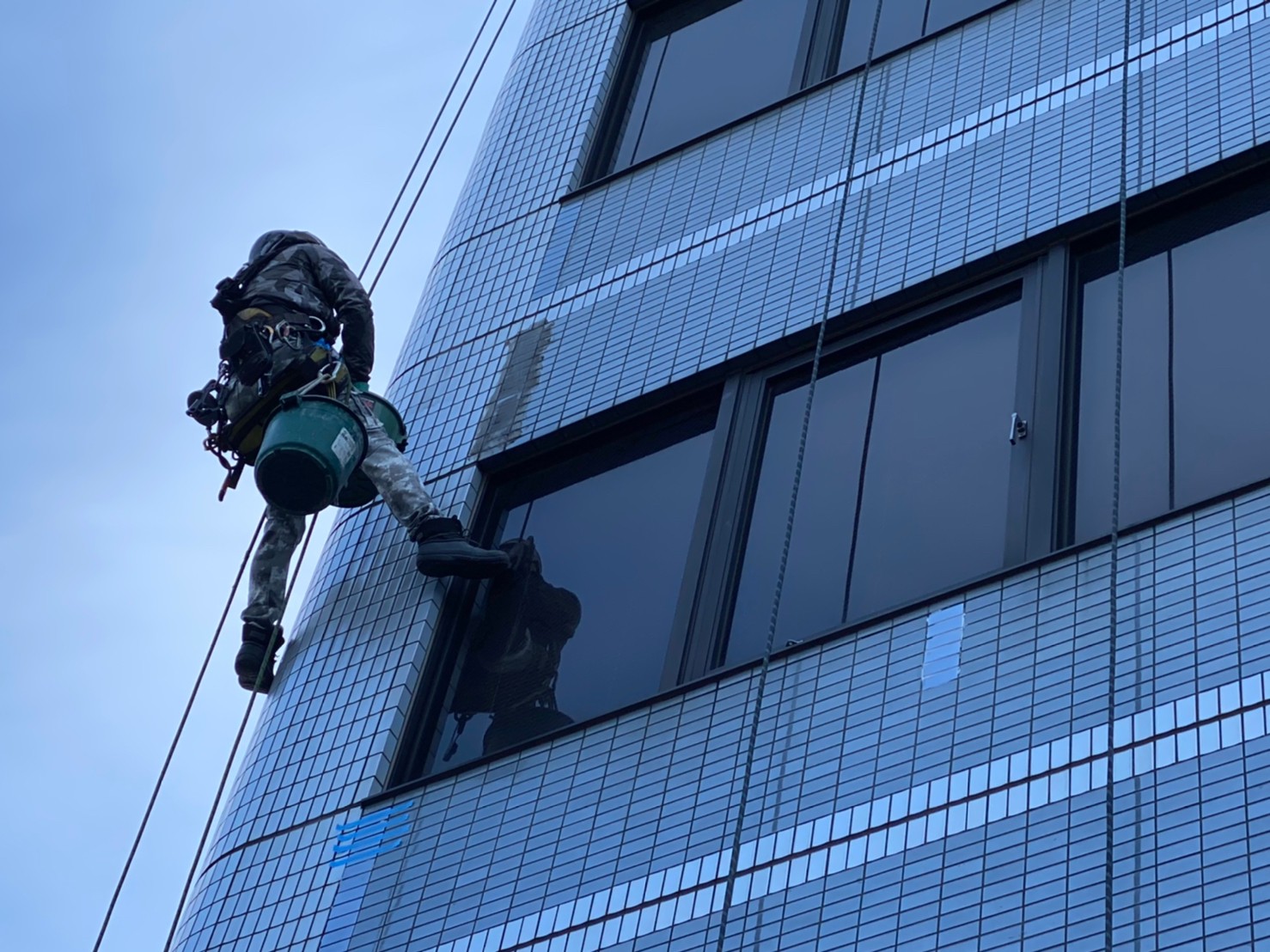 台風シーズン前に実施したいビル外壁・屋上点検｜漏水を未然に防ぐ建物診断の重要性