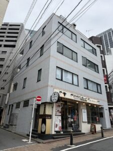 渋谷区築25年 Yビル｜足場工法とロープアクセスを併用した外壁改修・屋上防水工事
