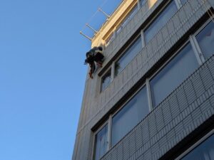 打診調査で建物全体を診断｜ロープアクセスによる予算に応じた部分改修工事【目黒区 Fビル】