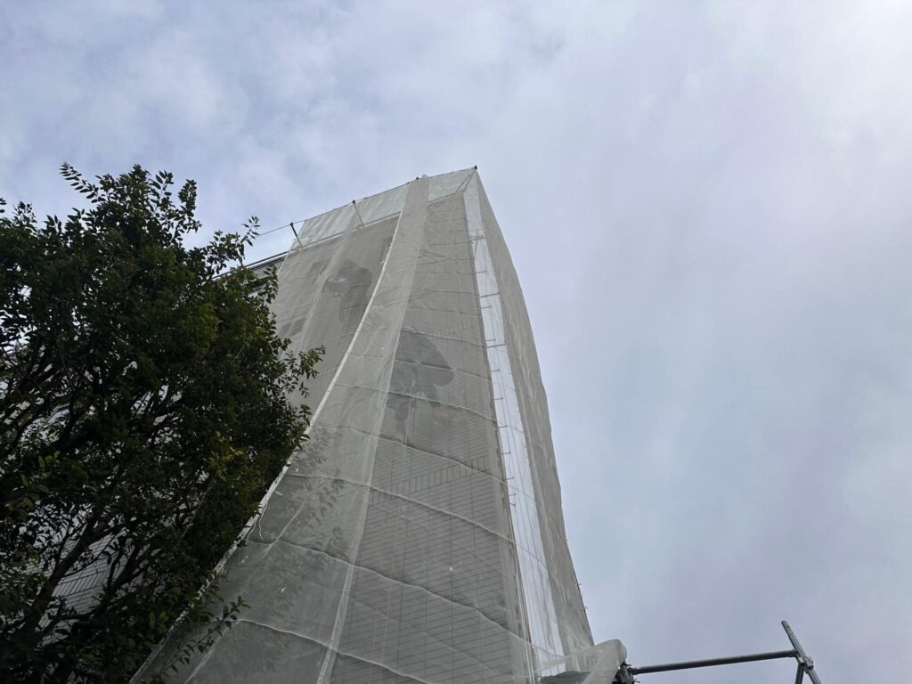 ロープアクセスによる作業用メッシュ養生