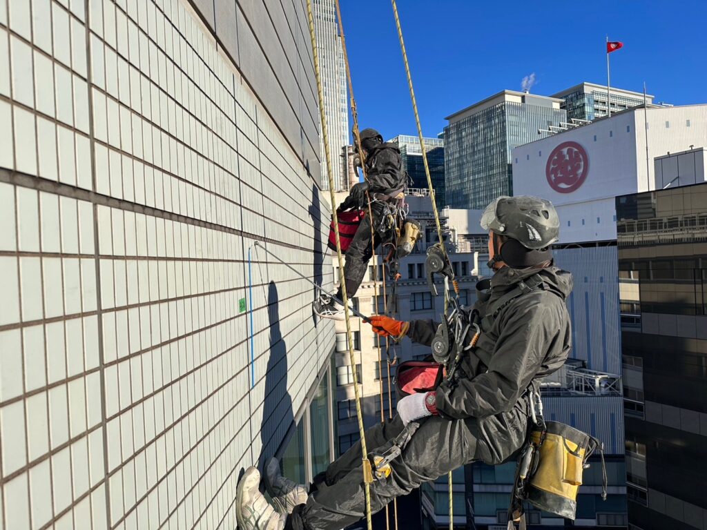 ロープアクセスによる打診調査　横からの写真