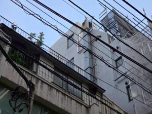 渋谷区築25年 Yビル｜足場工法とロープアクセスを併用した外壁改修・屋上防水工事