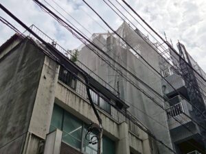 渋谷区築25年 Yビル｜足場工法とロープアクセスを併用した外壁改修・屋上防水工事