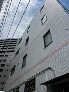 渋谷区築25年 Yビル｜足場工法とロープアクセスを併用した外壁改修・屋上防水工事