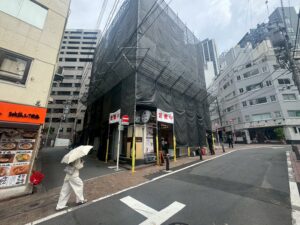 渋谷区築25年 Yビル｜足場工法とロープアクセスを併用した外壁改修・屋上防水工事