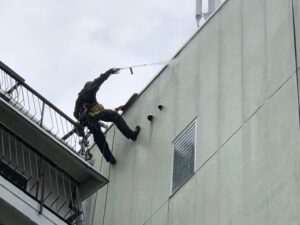 RC造＋ALC＋タイル貼りの7階建てマンションをロープアクセスで改修｜東京都多摩市 Mビル