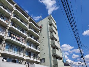 RC造＋ALC＋タイル貼りの7階建てマンションをロープアクセスで改修｜東京都多摩市 Mビル