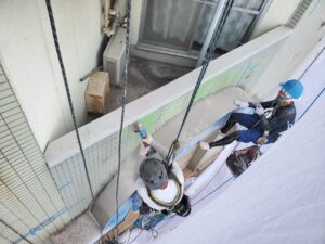 RC造＋ALC＋タイル貼りの7階建てマンションをロープアクセスで改修｜東京都多摩市 Mビル