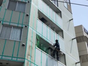 RC造＋ALC＋タイル貼りの7階建てマンションをロープアクセスで改修｜東京都多摩市 Mビル