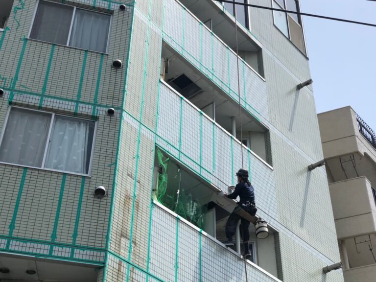 ロープアクセスによるシーリング打ち替え工事