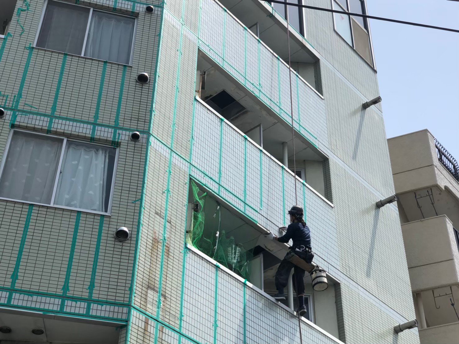 RC造＋ALC＋タイル貼りの7階建てマンションをロープアクセスで改修｜東京都多摩市 Mビル